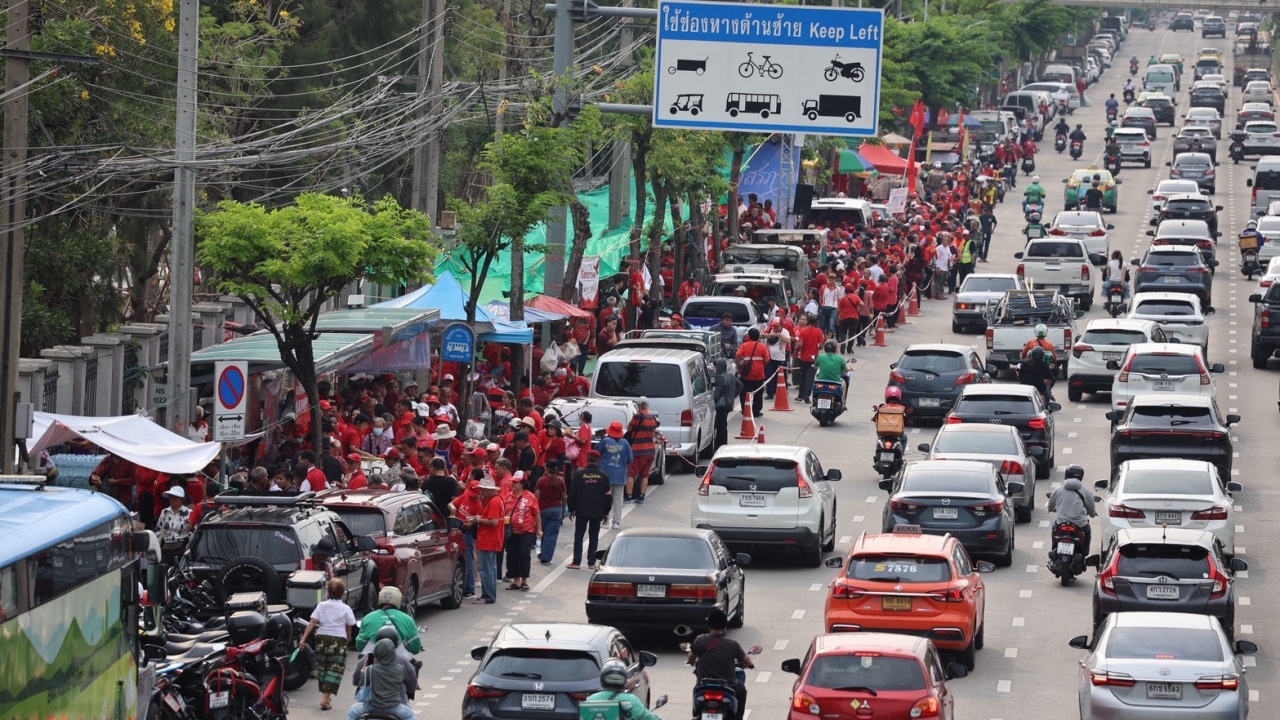 ตร. วางกำลังรับมือ “คนเสื้อแดง” ค้างคืนหน้าเรือนจำฯ ยันการข่าวยังเรียบร้อย