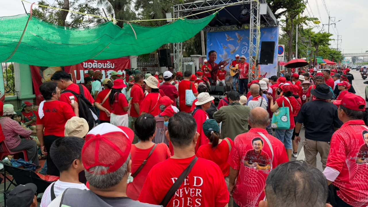 คนเสื้อแดงโคราช-ขอนแก่น เหมารถร่วมกิจกรรม รอรับ "ทักษิณ" คืนอิสรภาพ