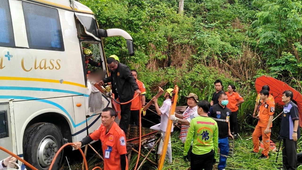 กระบะชนเสาไฟ หักโค่นติดใต้ท้องรถ 18 ล้อ รถทัวร์ตามมาเบรกไม่ทัน พุ่งเสยท้ายเจ็บระนาว