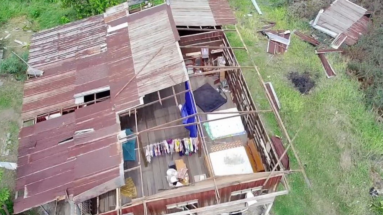 พายุฤดูร้อนถล่มลพบุรี เสาไฟแรงสูงล้มกว่า 70 ต้น บ้านเรือนพังเสียหายกว่าร้อยหลังคาเรือน