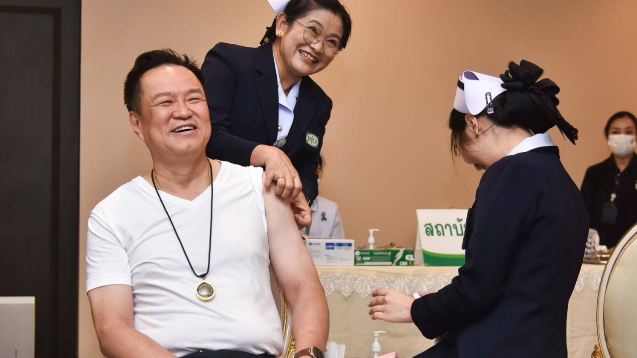 “อนุทิน” ฉีดวัคซีนป้องกันไข้หวัดใหญ่  ขับเคลื่อนนโยบายสาธารณสุข