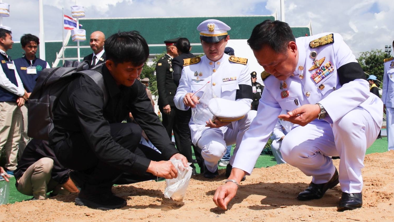 นายกฯ ร่วมเก็บเมล็ดพันธุ์ข้าวพระราชทาน เตรียมนำไปเพาะในแปลงนาของตัวเอง