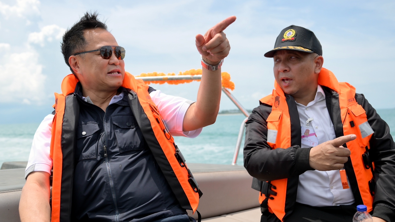 นายกฯ นั่งเรือสปีดโบตถึงเกาะพะงัน ประชาชนถือป้ายต้อนรับ ดีใจได้เจอ - นายกฯ มาปัญหาจบ