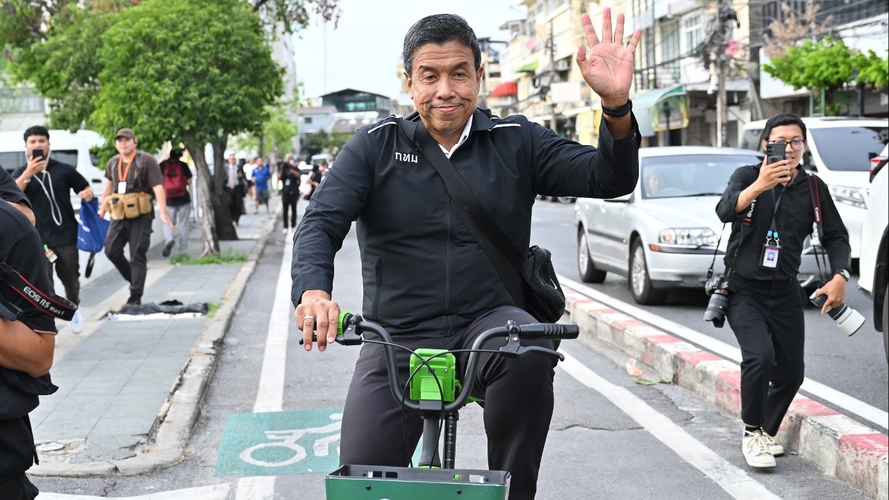 “ชัชชาติ” ปั่นจักรยาน  Bike sharing ออกจากศาลาว่าการกรุงเทพมหานคร บอกพบกันใหม่วันสมัครผู้ว่าฯกทม.