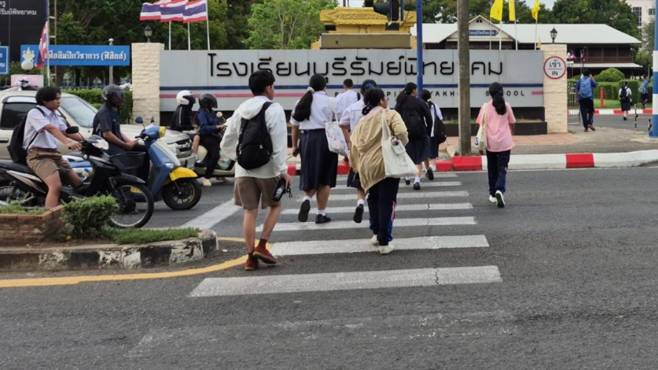 เปิดเทอมวันแรกคึกคัก ผู้ปกครองมาส่งบุตรหลานตั้งแต่เช้าตรู่ บางพื้นที่ฝนตกหนัก