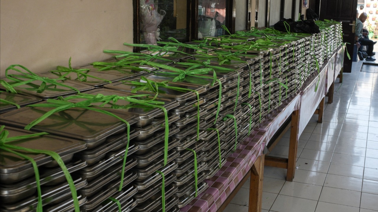 นักเรียนอินโดนีเซียล้มป่วยกว่า 200 คน หลังกินข้าวโครงการอาหารฟรี