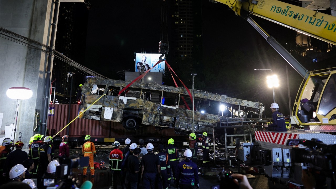 สื่อนอกตีข่าว รถไฟชนรถเมล์ในกรุงเทพ คร่าชีวิตแล้ว 8 รายเจ็บนับสิบ