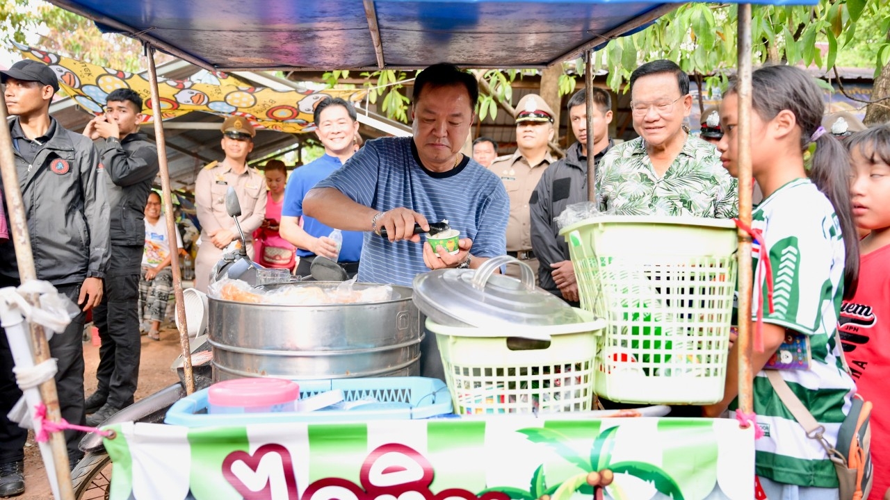 “อนุทิน” สวมบทพ่อค้าตักไอศกรีมแจกเด็กๆ ก่อนเปิดงานประเพณีฮักบั้งไฟพุเตย