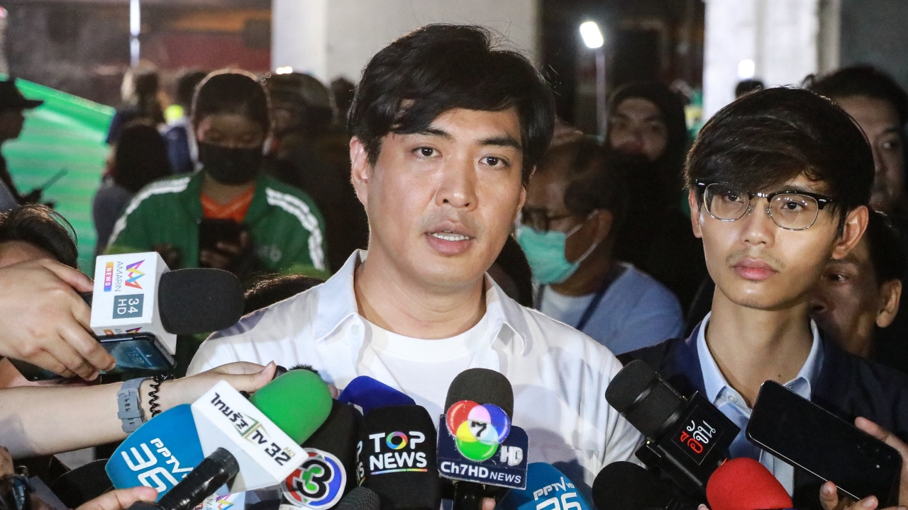 “ดร.โจ” พาสส.ปชน. รุดดูพื้นที่รถไฟชนรถเมล์ ชี้เหตุการณ์ครั้งนี้ไม่ควรเกิดขึ้น