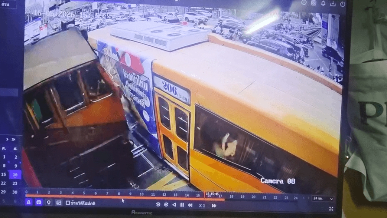เผยนาที รถไฟชนรถเมล์ ผู้โดยสารร้องขอความช่วยเหลือ ก่อนไฟลุกท่วม