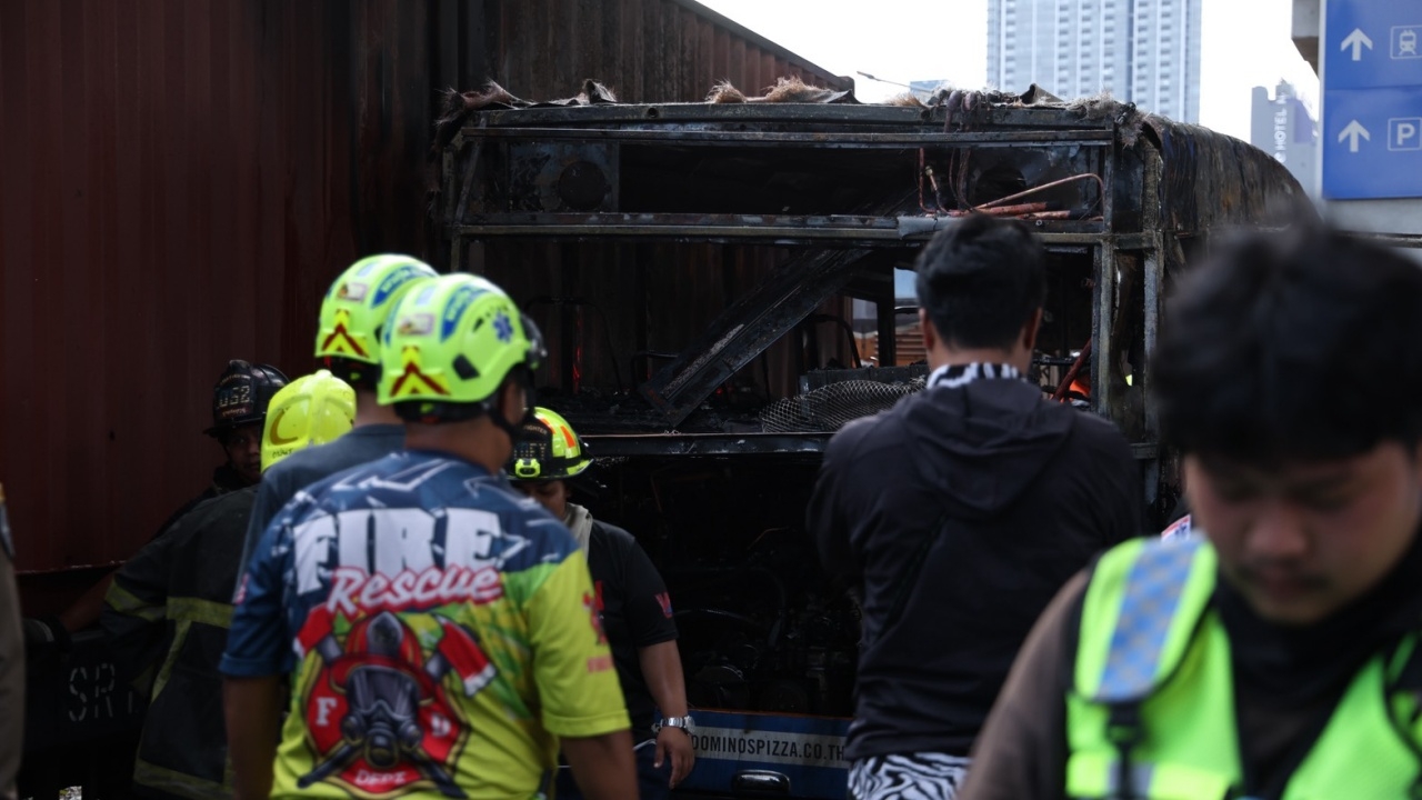 คนเห็นเหตุการณ์ เล่านาที "รถไฟชนรถเมล์" กระแทกเสียงดัง ก่อนเกิดเพลิงไหม้รุนแรง