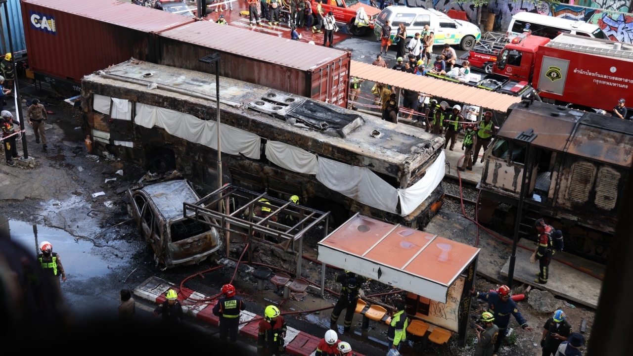 รถไฟชนรถเมล์ แนะหลีกเลี่ยงเส้นทางการใช้ "ถนนอโศกมนตรี" ถึง "แยกพระราม 9"