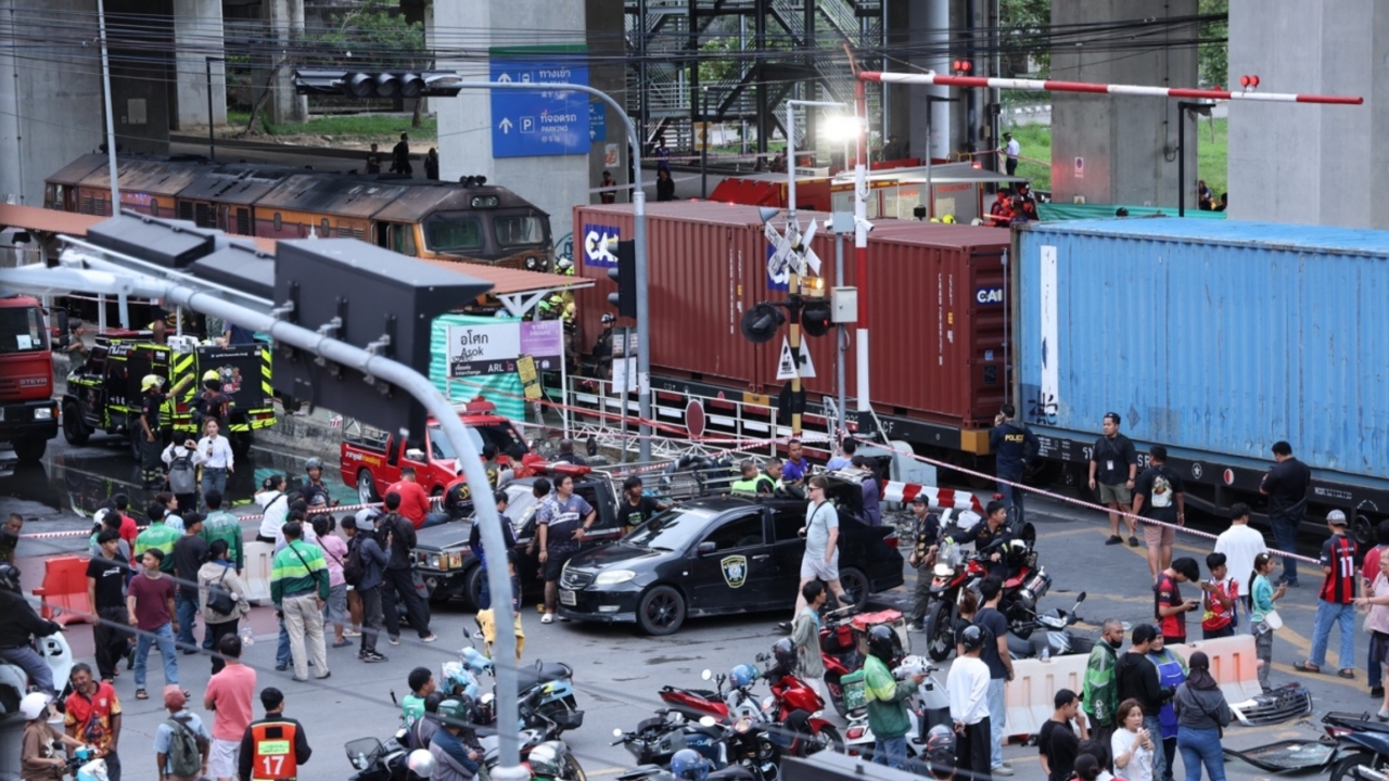 เปิดการจราจรปกติ หลังเกิดเหตุสลดกลางกรุง “รถไฟชนรถเมล์” ดับ 8 ศพ เจ็บ 30 ราย