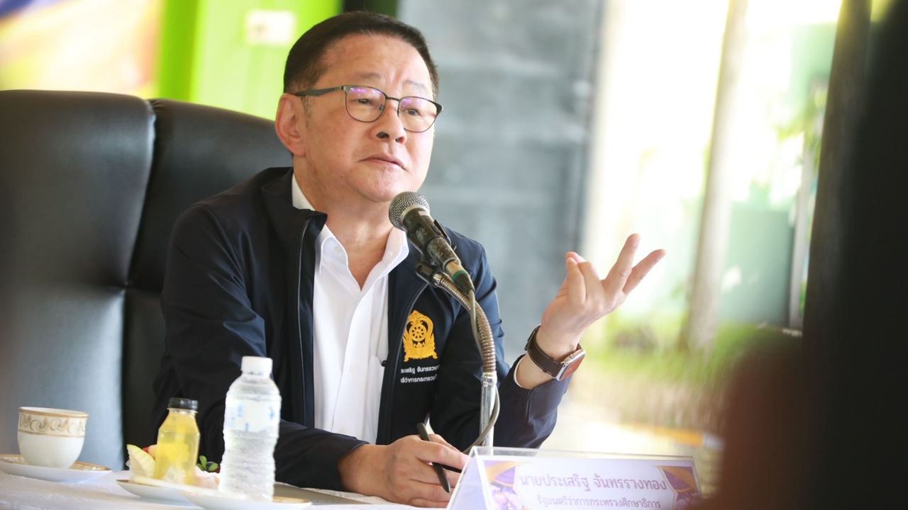 ครู รร.กลางดงฯ ร้อง รมว.ศึกษาธิการ คืนเวลาสอน เลิกงานประเมิน คืนชีพตึกเก่าชำรุดยุคปี 2519