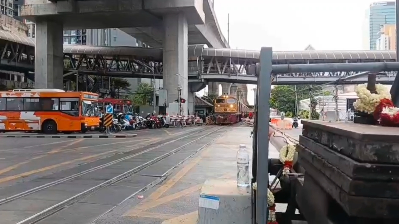 หลังเหตุรถไฟชนรถเมล์ ส่วนใหญ่ไม่กล้าล้ำเส้น ยังพบจอดรถคร่อมราง