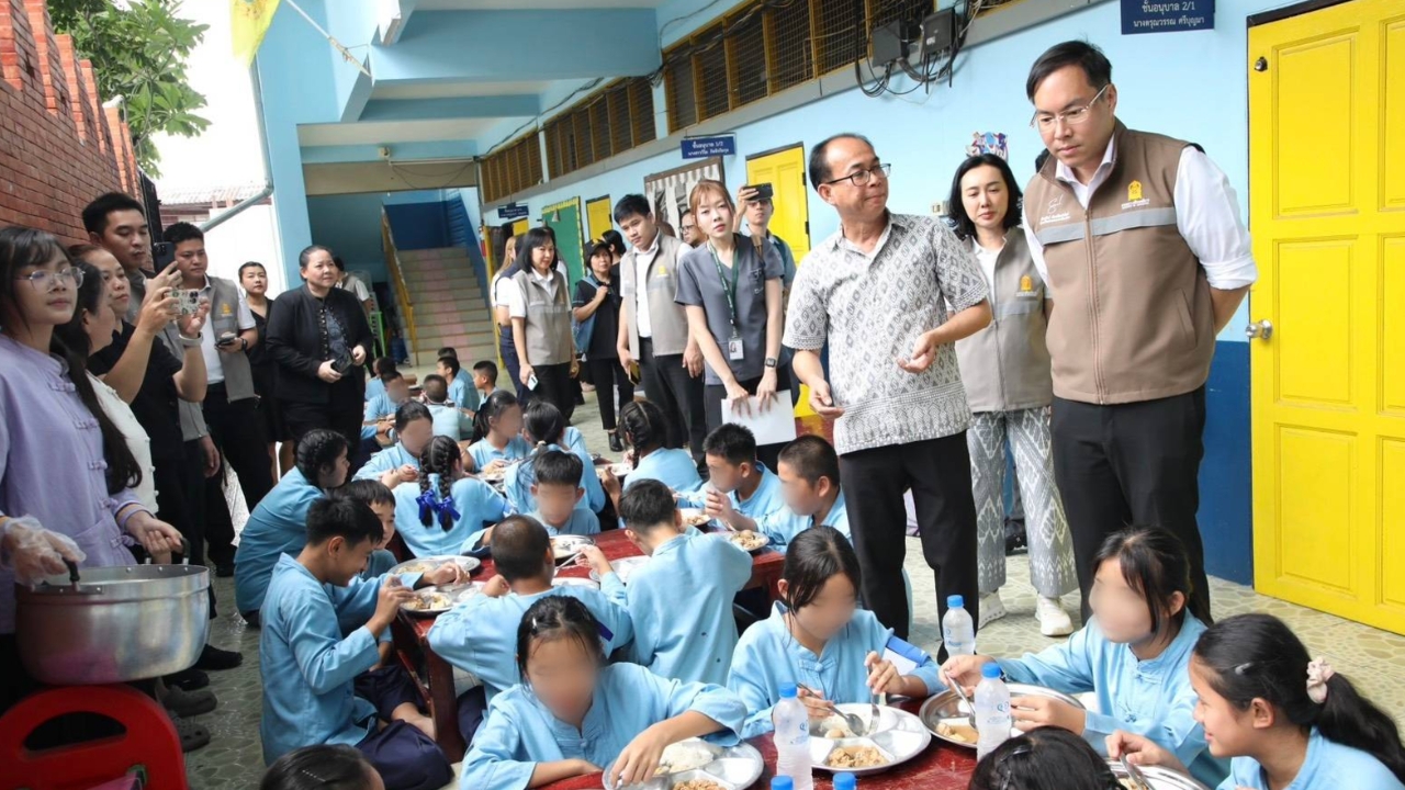 รมช.ศธ. ย่องสุ่มตรวจอาหารกลางวัน-นม รร. แย้มอนาคตจะแอบแวะอีกหลายที่