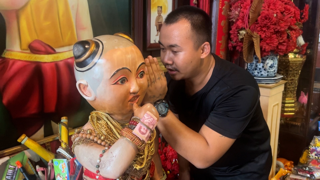 หนุ่มดวงเฮง มาแก้บน "ไอ้ส้มฉุน" หลังได้โชคปลดหนี้หลักแสน ไม่ลืมขอเลขเด็ดอีกงวด