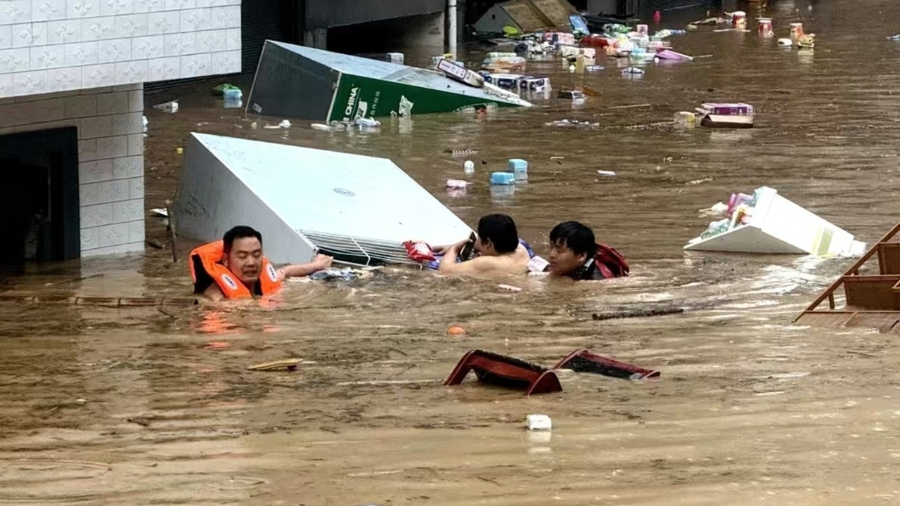 จีนอ่วม ฝนกระหน่ำภาคใต้-กลาง ทำน้ำท่วมดินถล่ม สังเวยแล้วอย่างน้อย 10 ศพ