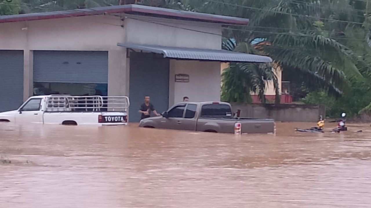 ฝนตกหนัก ปภ.แจ้งเตือนน้ำคลองกลางจ่อล้นตลิ่ง คาดทะลักท่วม 2 อำเภอ จ.กระบี่
