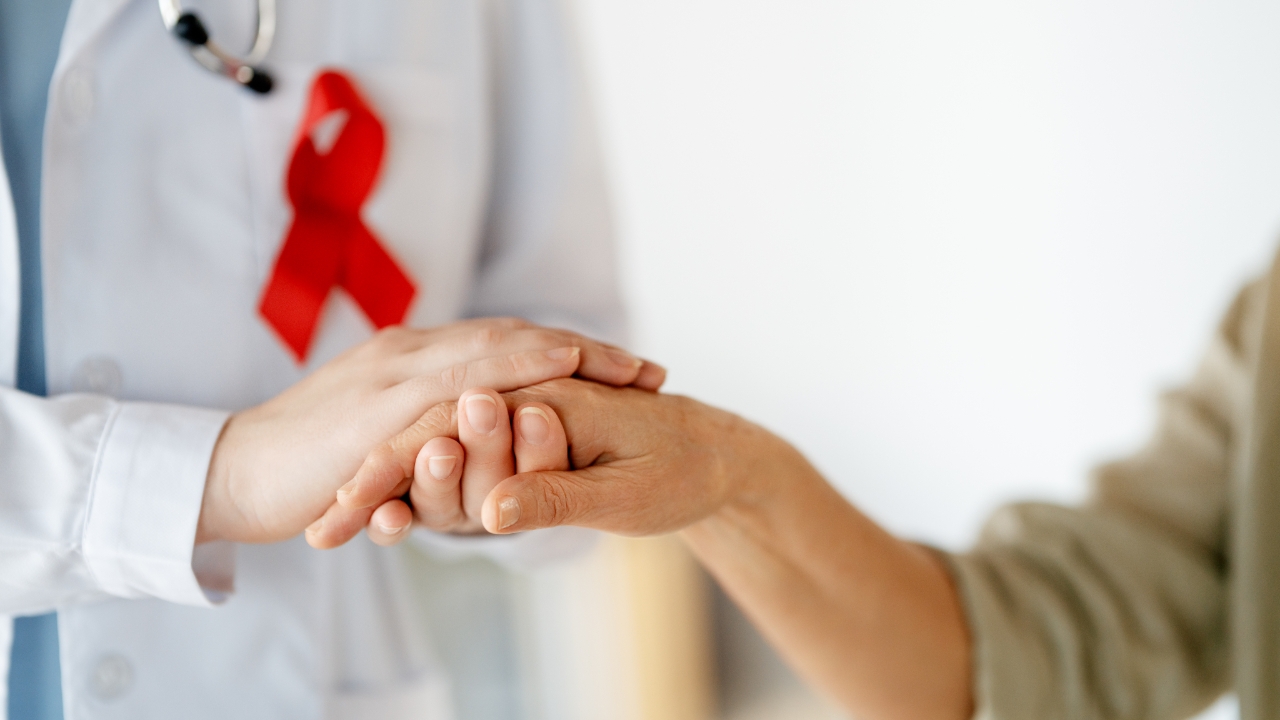 อย่าชะล่าใจ! 7 อาการติดเชื้อ HIV เริ่มต้นคล้ายหวัด ก่อนลุกลามโดยไม่รู้ตัว