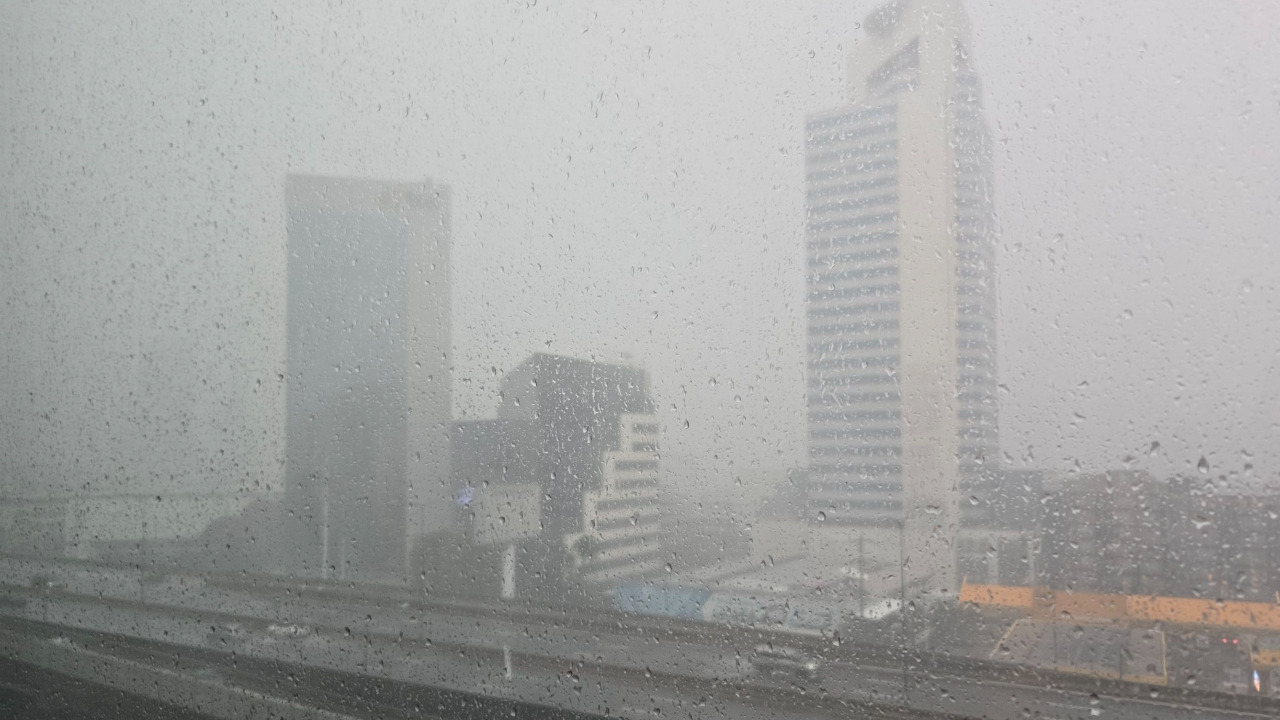 กรุงเทพฯ ชุ่มฉ่ำ ฝนตกหนักหลายพื้นที่ มาตรงเวลาคนกำลังเลิกงาน