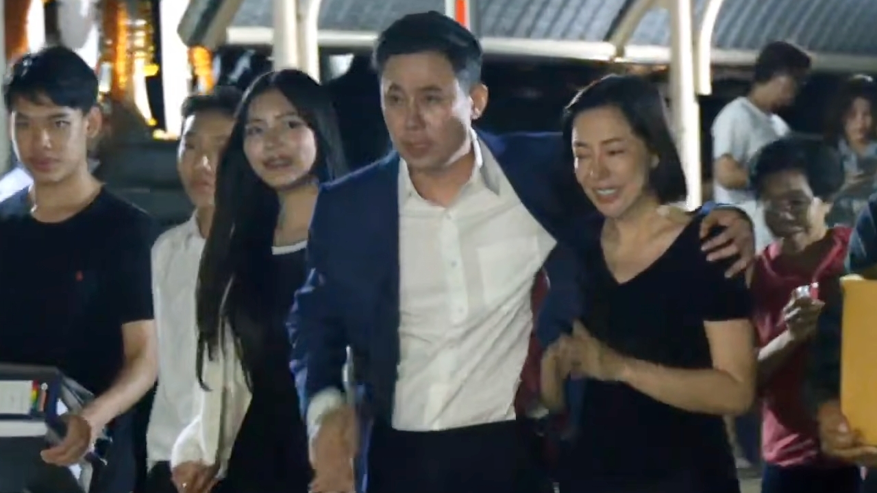 เปิดภาพ "ทนายตั้ม" สวมกอดภรรยา-ครอบครัว หลังศาลอนุญาตให้ประกันตัว