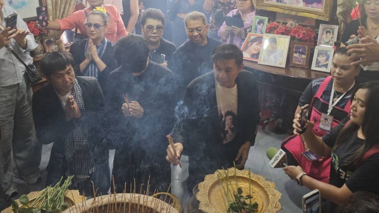 รำลึกจากไป 34 ปี “พุ่มพวง ดวงจันทร์” ลูกเพชร ล้วงไหแจก “เลขเด็ด” แฟนคลับ