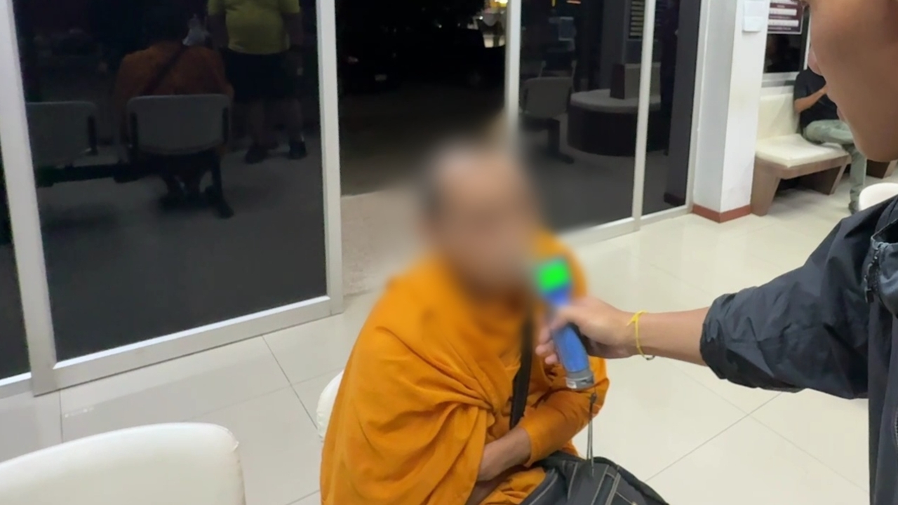 จับสึก หลวงตาวัย 58 ขับเก๋งชนท้ายรถสาว โต้เถียงลิ้นพัน จับเป่าแอลกอฮอล์พุ่ง 167