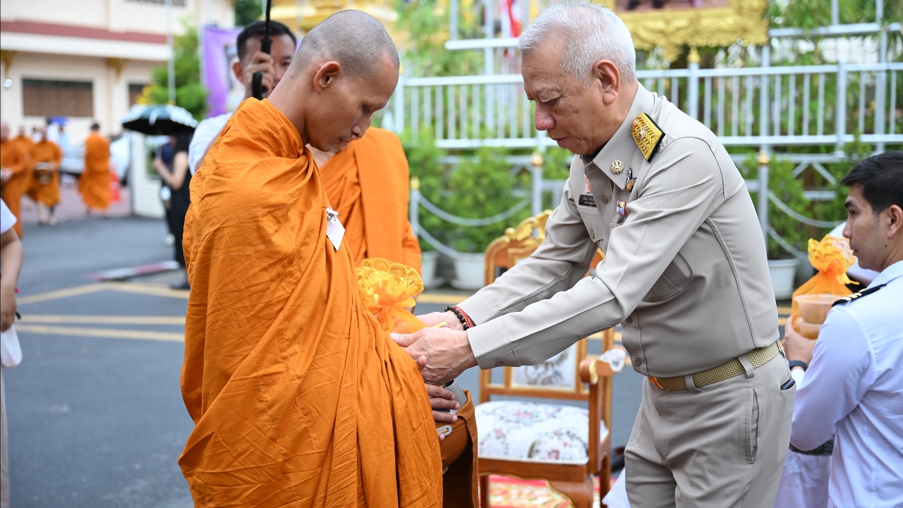 “พิพัฒน์”นำร่วมพิธีตักบาตร โครงการบรรพชาอุปสมบทในพระสังฆราชูปถัมภ์ ถวายพระกุศล