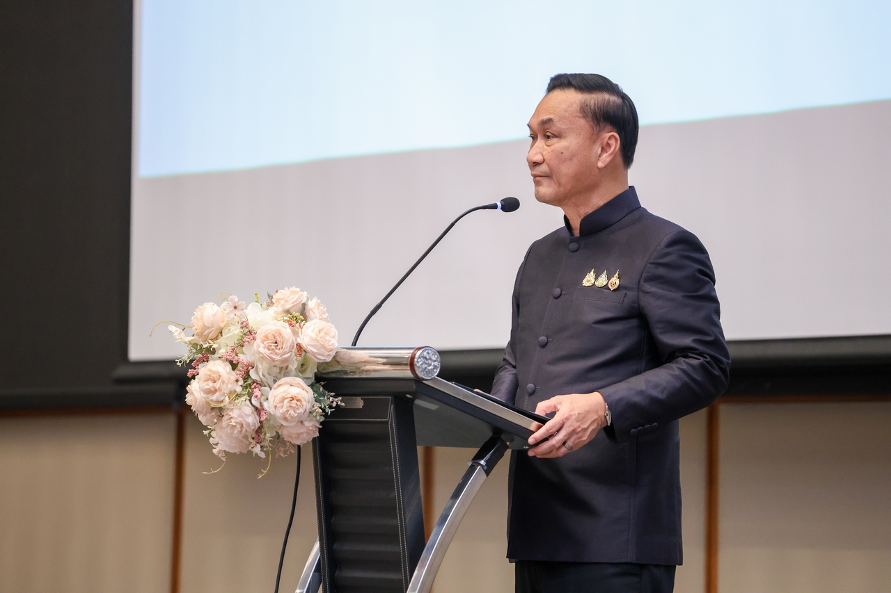 นายทรงศักดิ์ ทองศรี รองนายกรัฐมนตรี และประธานกรรมการกองทุนสนับสนุนการสร้างเสริมสุขภาพ (สสส.)  กล่าวถึง ประเด็นสำคัญในงาน เวทีสื่อสารสาธารณะ “ครอบครัวยิ้ม” การขับเคลื่อนและพัฒนาสุขภาวะเด็ก เยาวชนและครอบครัวด้วยหลักคิด “ชุมชนนำ” และ “เลี้ยงเด็ก 1 คน ใช้คนทั้งหมู่บ้าน” 