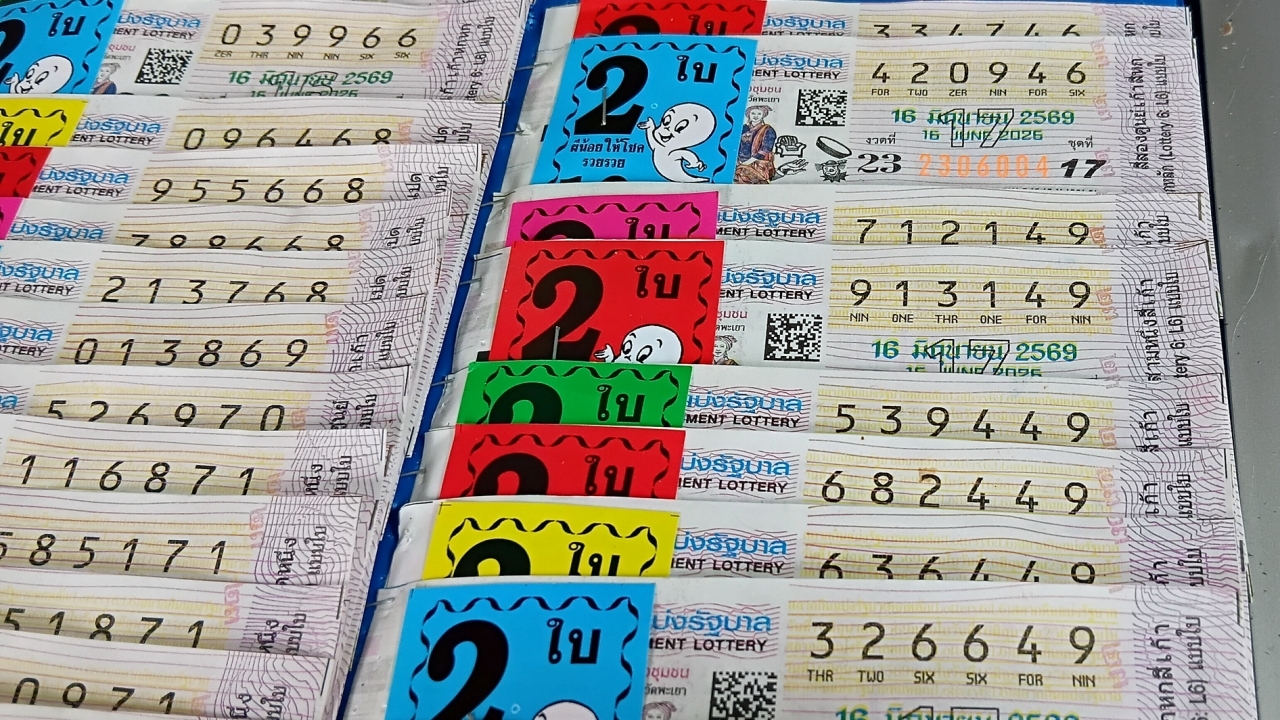 คนหาซื้อสลากฯ คึกคัก แม่ค้าเปิด "เลขเด็ด" ขายดี คนหาซื้อเกลี้ยงทุกแผง
