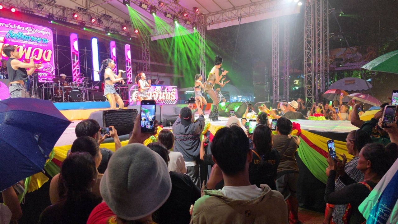 ศิลปินขึ้นเวทีคับคั่ง งานรำลึก 34 ปี "พุ่มพวง ดวงจันทร์" ล้วงไหแจกเลขเด็ดแฟนคลับ