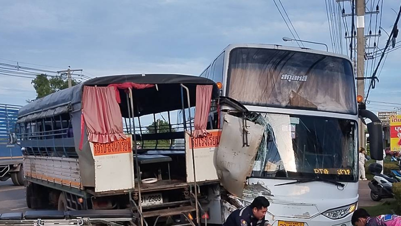 รถบัสพนักงานชน "รถรับส่งนักเรียน" ที่ปราจีนบุรี เด็กกระเด็นตกรถ เจ็บ 13 ราย