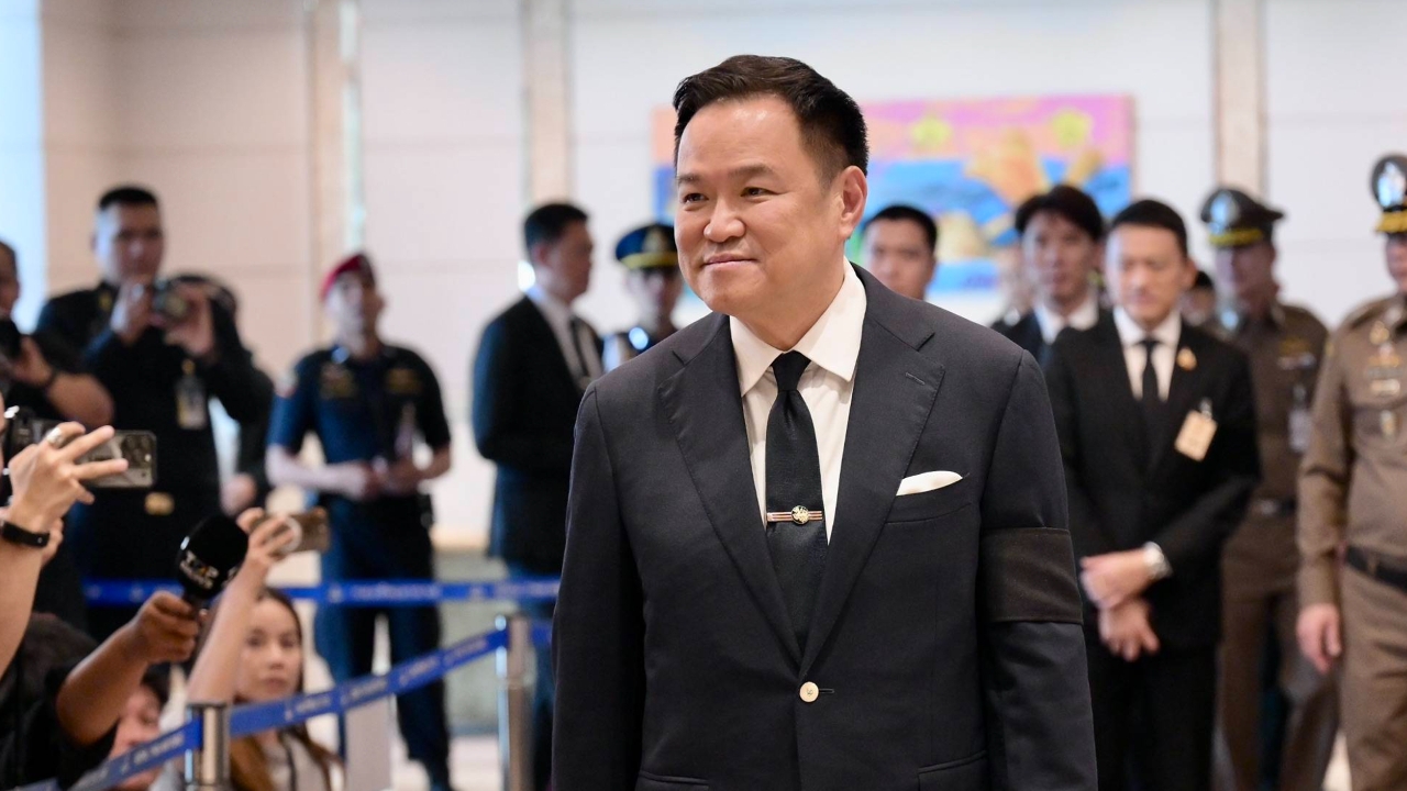 “ผู้ว่าฯ เซมเบ้” เข้าห้องรับรอง บน.6 พบนายกฯ โผสวมกอด “อนุทิน” ปลอบมาอยู่กับพี่