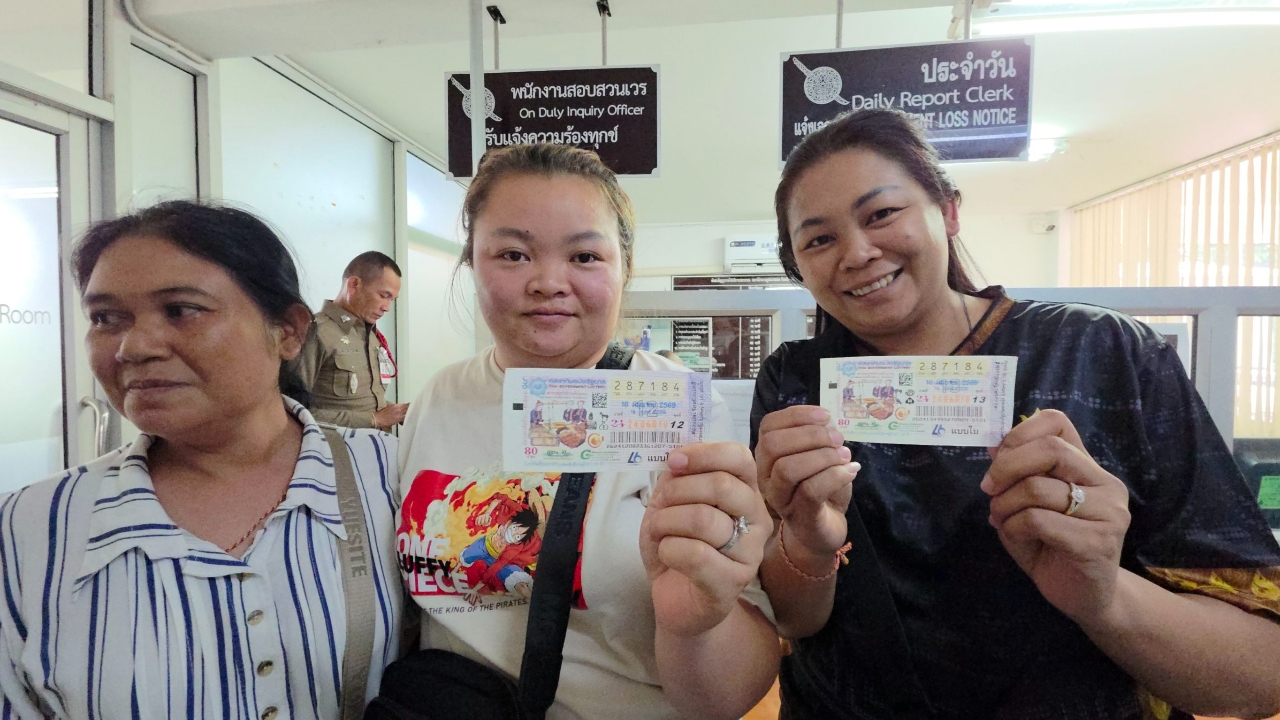 สองพี่น้องดวงเฮง ถูกรางวัลที่ 1 คนละใบ รับเงินรวม 12 ล้านบาท หลังทะเบียนรถให้โชค