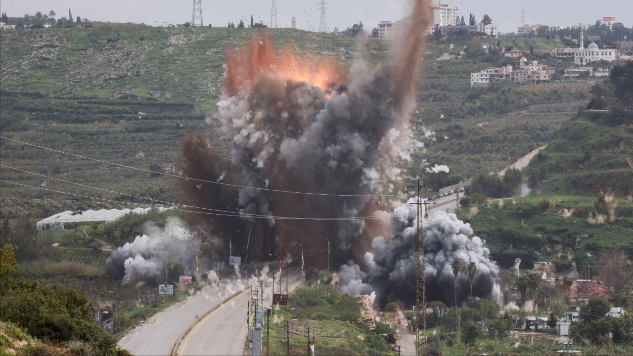 อิสราเอลทำลาย สะพานหลักของเลบานอน สั่งรื้อบ้านติดชายแดน