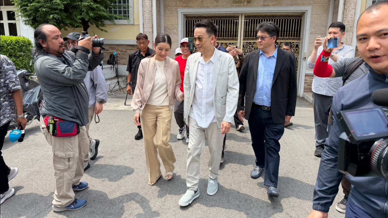 “โอ๊ค” ควงภรรยาเข้าเยี่ยม “ทักษิณ” เผยนับถอยหลัง 49 วันสู่อิสรภาพ