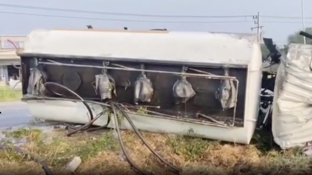 รถบรรทุกน้ำมันคว่ำ ดีเซลรั่วไหล คนขับเจ็บ ยอมรับหลับใน วิ่งรอบส่งน้ำมันไม่ได้พัก