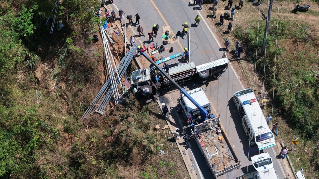 รถบรรทุกเสาไฟฟ้าพลิกคว่ำบนทางหลวงสาย 108 แม่เหาะ-แม่สะเรียง เจ็บ 3 ราย