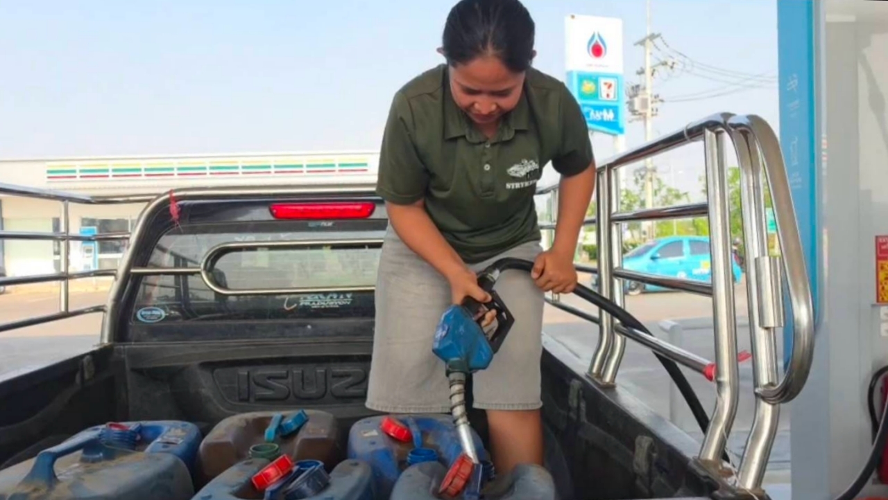 เกษตรกรแบกแกลลอน ต่อคิวเติม "น้ำมันดีเซล" เติมเครื่องจักรเตรียมดินก่อนเพาะปลูก