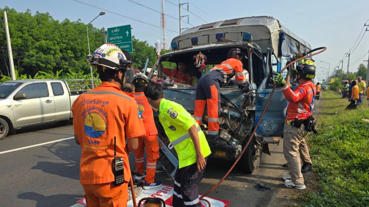 Thrilling School Trip: Songthaew Packed with Children and Parents Crashes into Pickup Truck