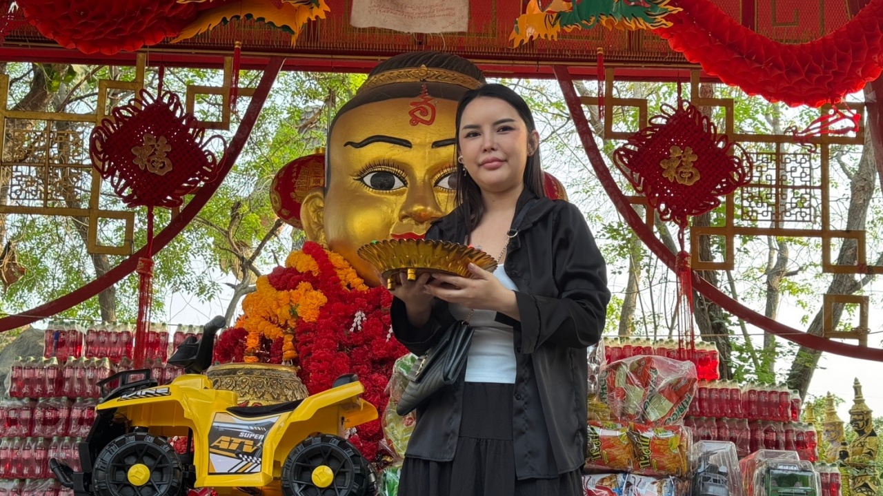 สมหวังตามคำขอ สาว กทม. มาแก้บน "กุมารทองเจ้าสัวเฮง" ไม่ลืมหยิบปิงปอง "เลขเด็ด"