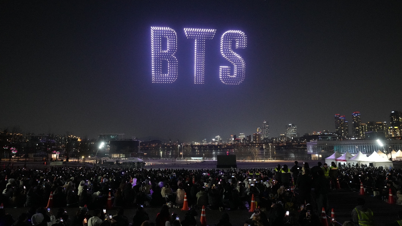 BTS คัมแบ็กสะเทือนโซล! โดรน 2,000 ลำ เรียงเป็นหน้าสมาชิกเต็มฟ้า ก่อนขึ้นคอนเสิร์ตใหญ่วันนี้ (คลิป)