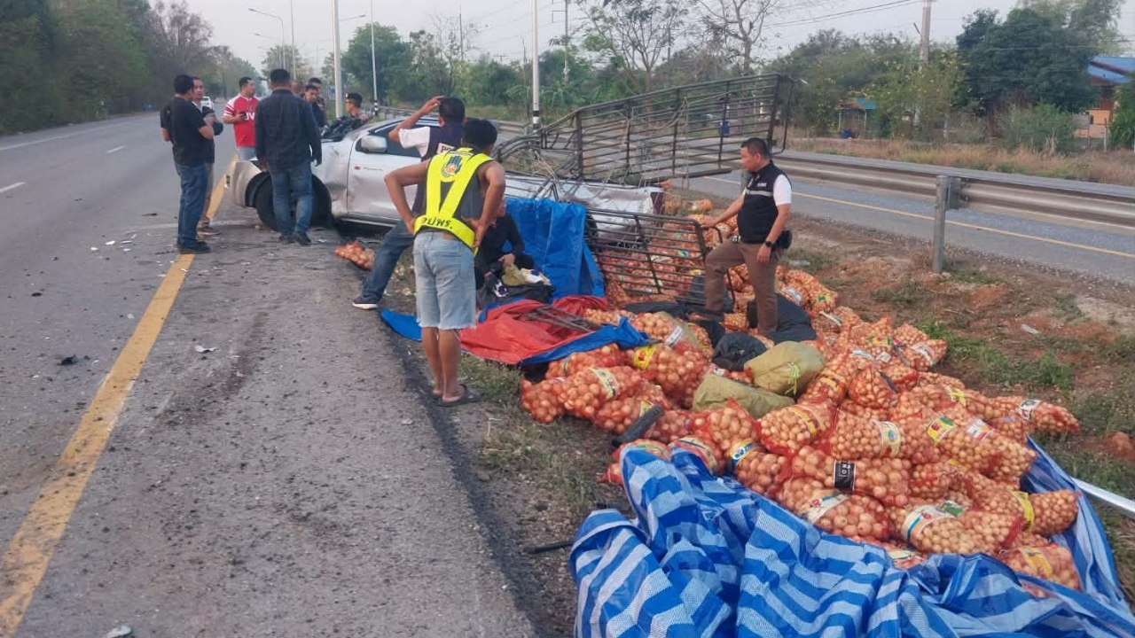 กระบะขนหัวหอม เสียหลักเทกระจาด เจอซุกยาบ้า 3 ล้านเม็ด คนขับล่องหน