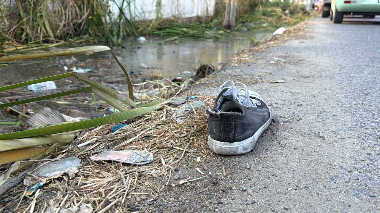 เก๋งแซงซ้าย ชนคนเดินเท้า ร่างลอยกระแทกเสาไฟ ตกร่องน้ำสาหัส