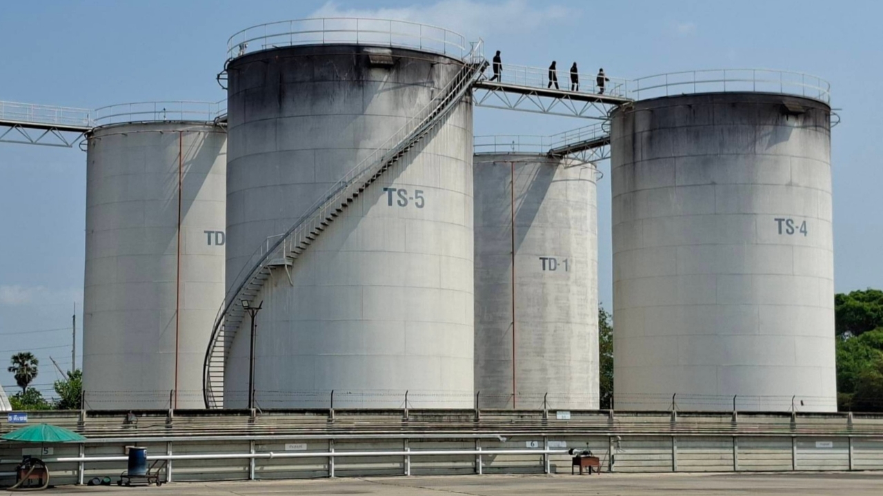 ปคบ.บุกบริษัทน้ำมัน จ.อ่างทอง หลังขายเกินราคา เจอสต๊อกน้ำมันกว่า 3.3 แสนลิตร