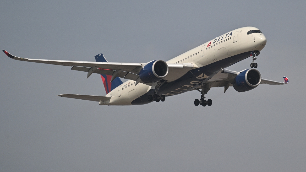 เครื่องบินโดยสาร "เดลตา แอร์ไลน์ส" ตกหลุมอากาศ ผู้โดยสารลูกเรือบาดเจ็บหลายราย