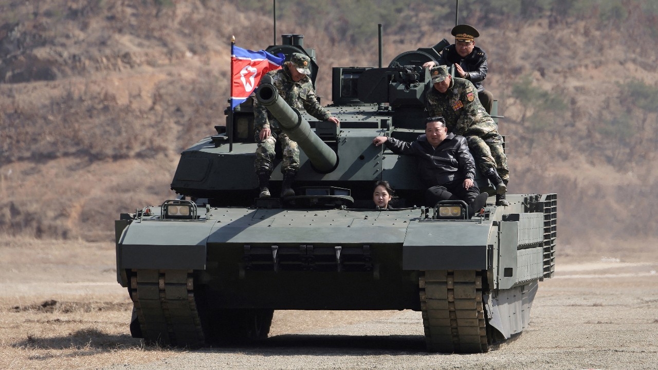 "คิม จองอึน" ควงลูกสาวขึ้นรถถัง คุมซ้อมรบเตรียมความพร้อมสู้ศึก