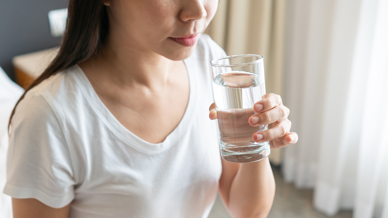 ดื่มน้ำตอนไหน กระตุ้นขับถ่ายได้ดีที่สุด ใครท้องผูกเรื้อรัง ต้องลอง