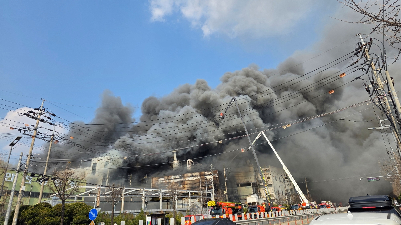 ไฟไหม้โรงงานชิ้นส่วนรถยนต์เมืองแทจอน บาดเจ็บอย่างน้อย 50 ราย